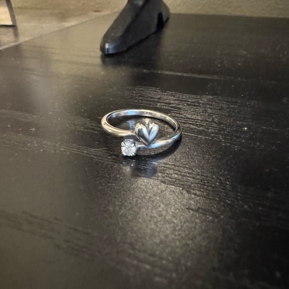 Elegant Silver Heart Ring with Crystal Accent - Picture 1 of 1
